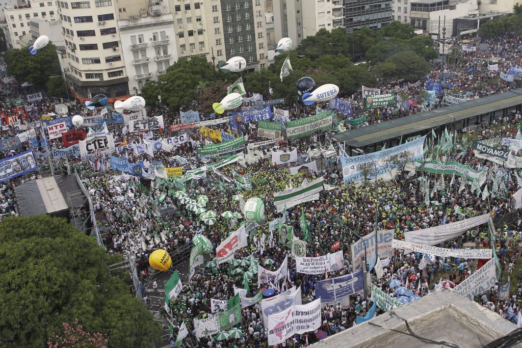 Multitudinaria manifestación sindical en Argentina contra políticas de Macri