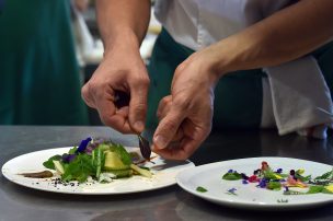 Dos nuevos restaurantes reciben tres estrellas Michelin para Francia