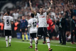 Besiktas goleó con Medel en cancha durante los 90 minutos