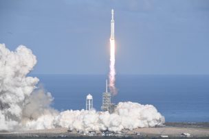 Exitoso primer lanzamiento del cohete más potente del mundo