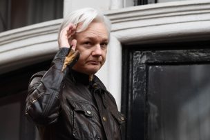 VIDEO | Detienen a Julian Assange en la embajada de Ecuador en Londres