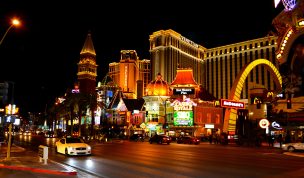 VIDEO | Hombre abusó de mujer inconsciente en la calle en Las Vegas