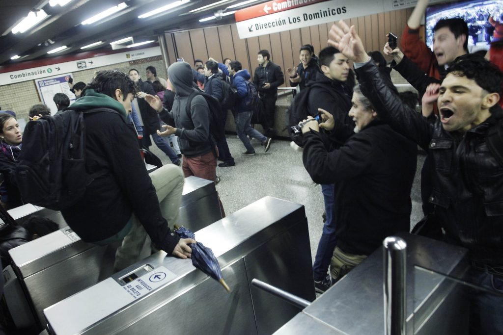 Convocan a “evasión masiva” por alza en tarifa de Metro y Transantiago