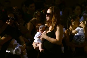Hombre insultó duramente a una mujer que amamantaba a su hija en un mall