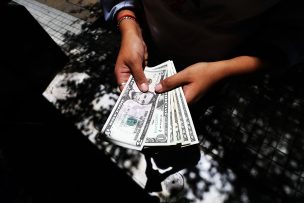 Precio del dólar sigue a la baja, mientras que el cobre sigue subiendo