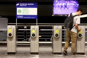 Estación Baquedano cerró sus puertas por manifestación en contra del alza del precio del Transantiago