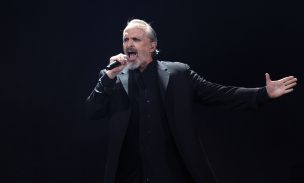 Miguel Bosé recibe críticas por supuesto playback