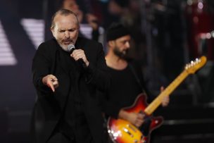 Miguel Bosé le dio un beso a sus guitarrista en pleno escenario de la Quinta Vergara