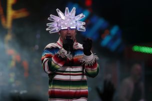 Los memes que dejó el particular vestuario del vocalista de Jamiroquai