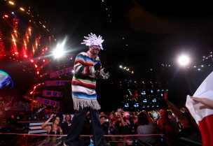 Sólo dos acordes y vestimenta de payaso: La dura crítica de Quilapayún a la presentación de Jamiroquai