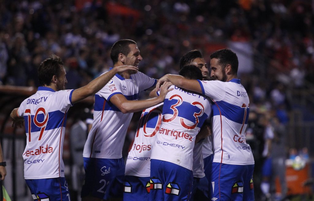 Universidad Católica logra su cuarta victoria consecutiva y se mantiene al tope de la tabla