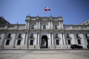 Detienen a menor de edad por rayar muro exterior de La Moneda