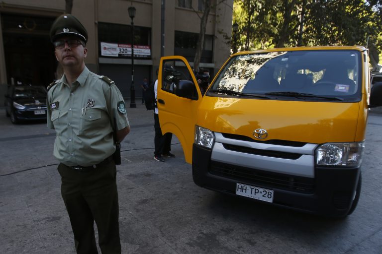 Furgón escolar choca contra un auto en grave accidente en Maipú