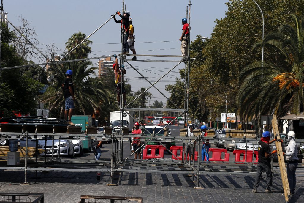 Alcaldes de Independencia y Recoleta se enfrentan por escenario en av. La Paz