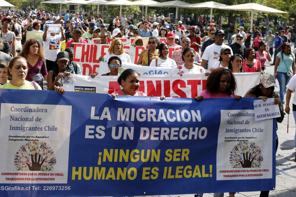 “Amnistía migratoria” fue la consigna de la marcha de inmigrantes a La Moneda