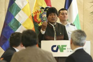 Evo Morales llamó a confeccionar bandera más grande del mundo para alegatos