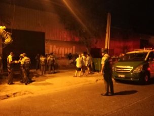 Hombre se parapetó en bodega de Santiago luego de agredir a su pareja