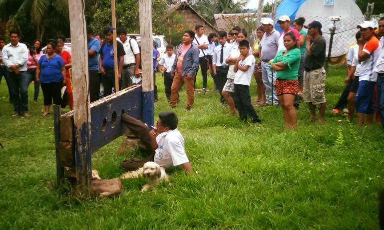 Alcalde boliviano fue castigado por vecinos en una trampa para animales