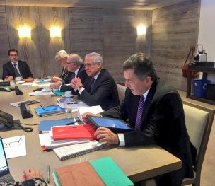 Heraldo Muñoz encabeza reunión con equipo jurídico de La Haya en París