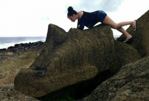 Joven que posó sobre un moai no podrá entrar a Isla de Pascua por dos años