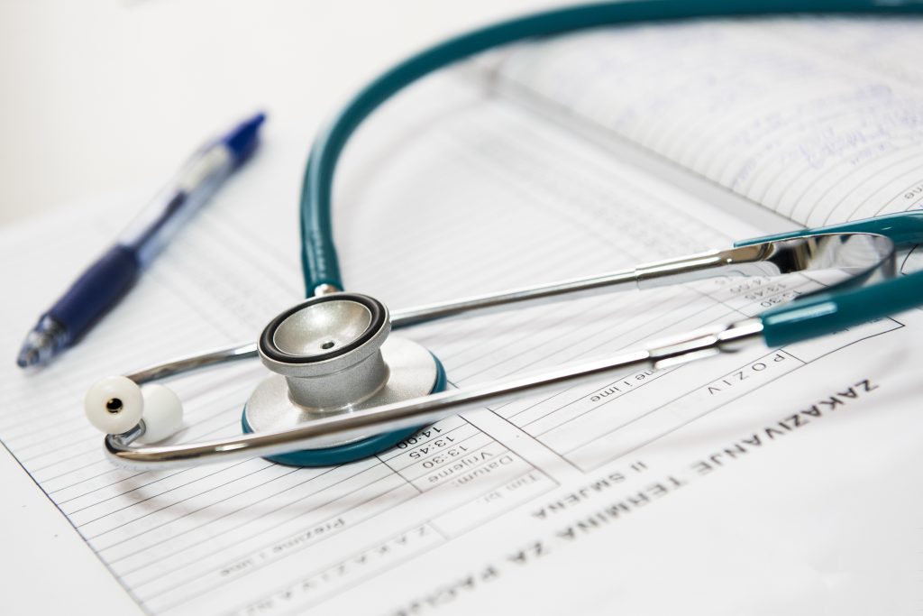 Acusan a un falso médico en India de infectar con VIH a 46 personas
