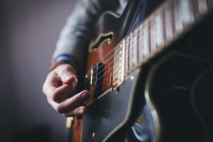 Gibson, la mítica fábrica de guitarras, pelea contra la quiebra