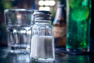 Chilenos consumen 9,4 gramos de sal al día, cinco más de lo recomendable