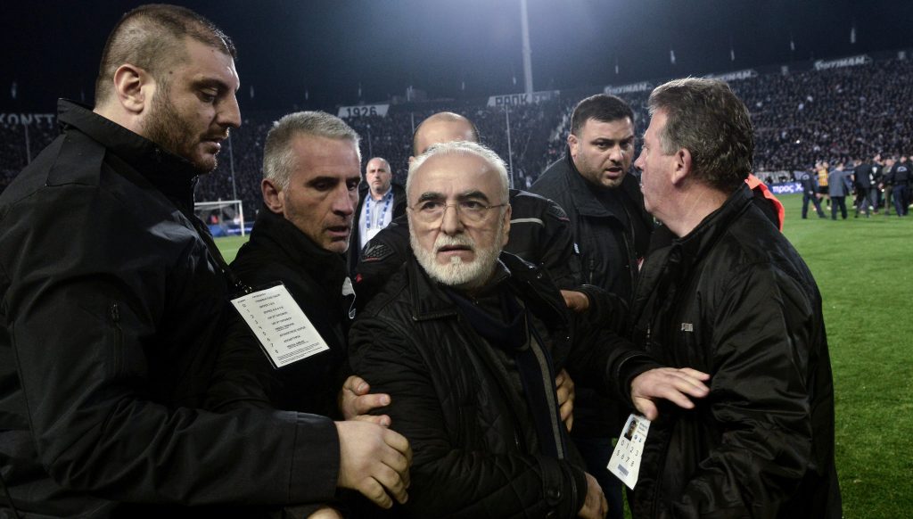 Presidente del PAOK pide “disculpas” por entrar al campo con una pistola