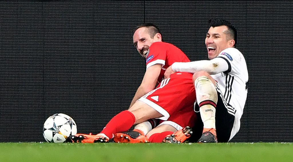 ¿Era lucha libre? El choque entre Gary Medel y Frank Ribery en pleno partido