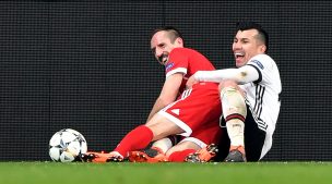 ¿Era lucha libre? El choque entre Gary Medel y Frank Ribery en pleno partido