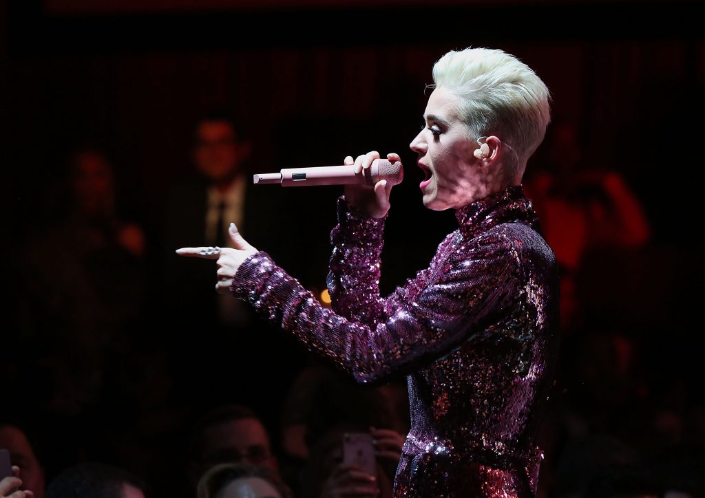 Katy Perry sorprendió a sus fanáticos con un vestido a la chilena