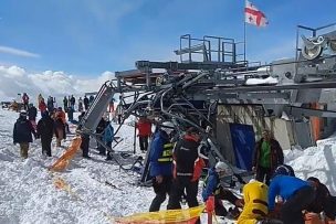 [VIDEO] Terror en la montaña: Falla en andarivel lanzó a esquiadores por los aires