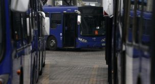 Conductores del Transantiago bloquearon salida de buses en terminal en La Pintana