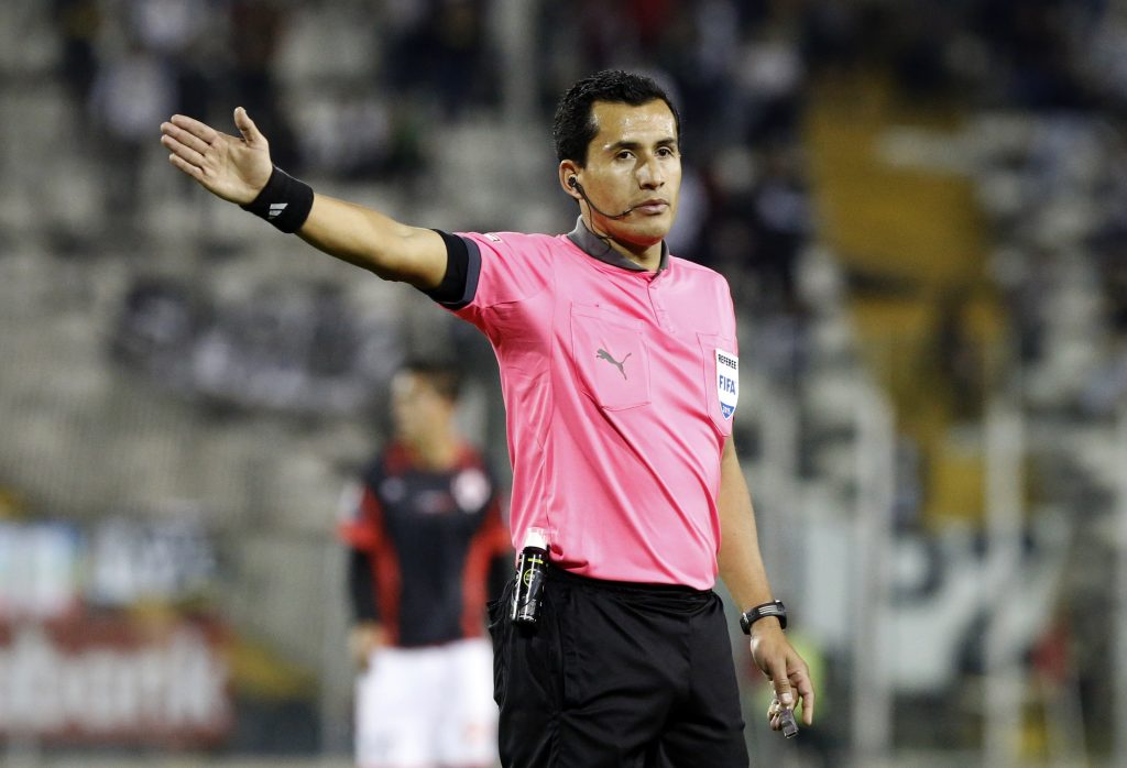 Enrique Osses pide el VAR y aseguró que Jona “cayó en la trampa” de Meneses