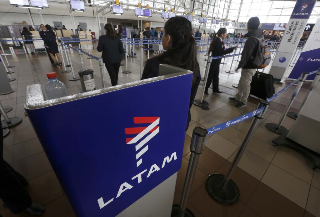 Despiden a 70 tripulantes de cabina LATAM en medio de negociación colectiva