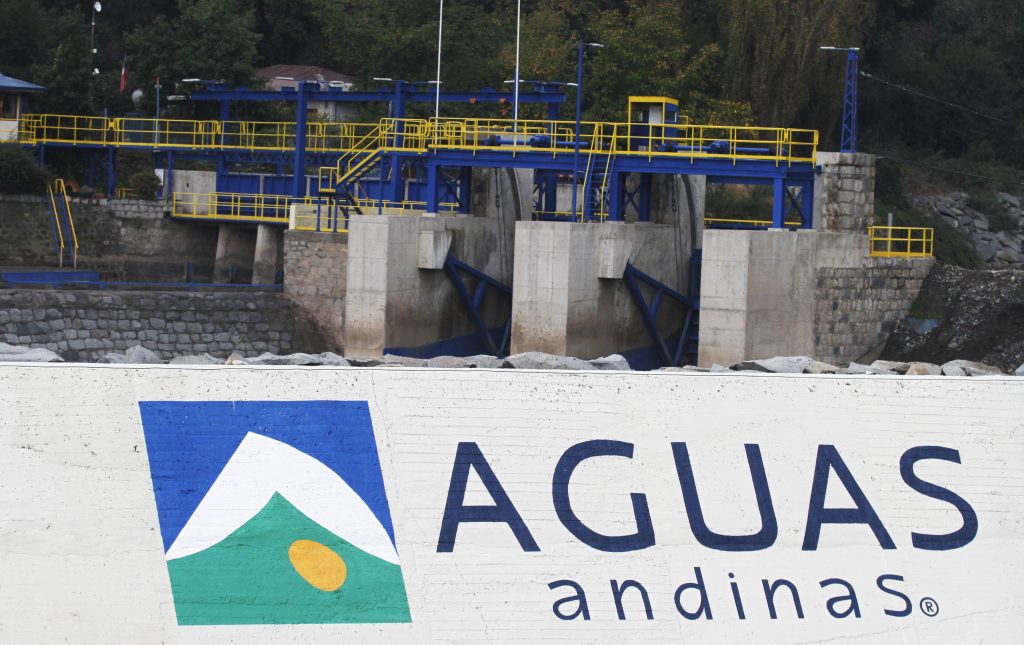 Aguas Andinas investiga mal olor en el agua en las comunas de Las Condes y La Reina