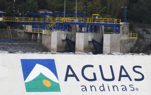 Aguas Andinas investiga mal olor en el agua en las comunas de Las Condes y La Reina