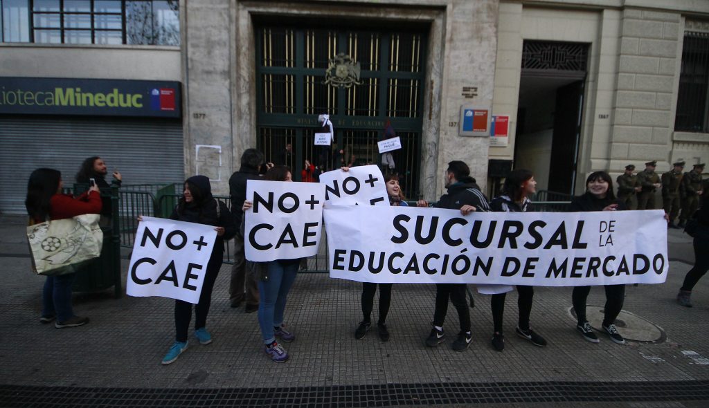 Confech calificó de “burla e intento desesperado” el proyecto firmado por Bachelet para terminar con el CAE