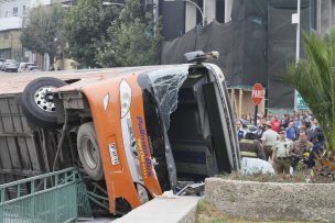 Videos: Bus vuelca y deja al menos 24 heridos en Valparaíso