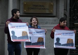 Carabineros desaloja a estudiantes encadenados al Tribunal Constitucional