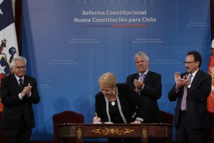 Presidenta firma proyecto de nueva Constitución