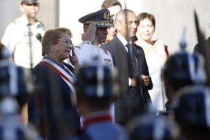 Presidenta Bachelet ya dejó La Moneda en medio de muestras de cariño de la gente