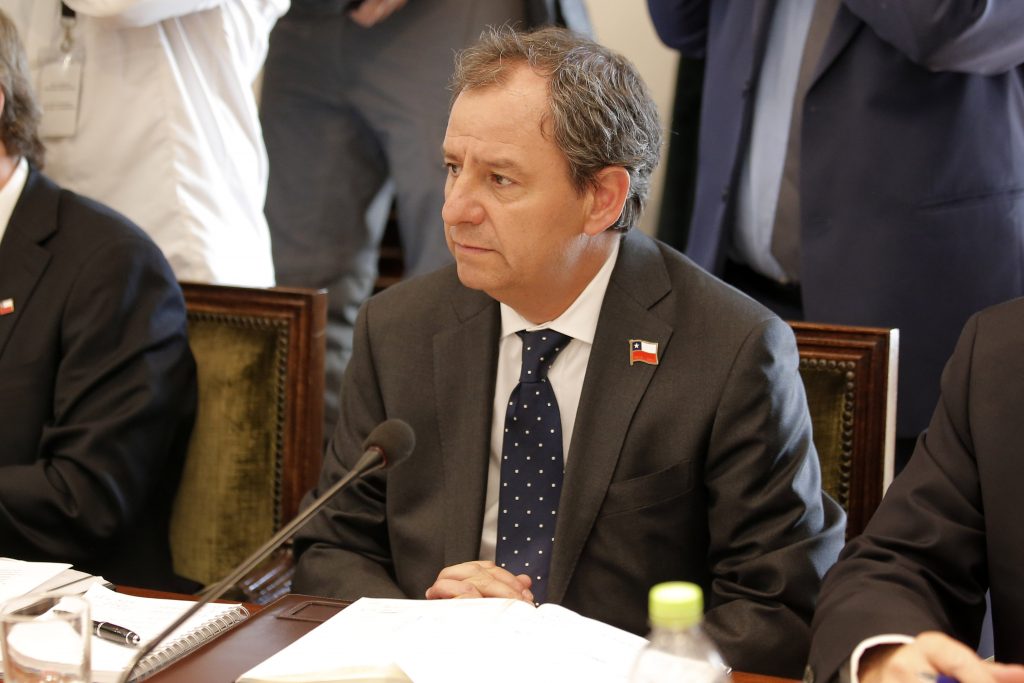 Ministro de Educación anuncia ajustes a postulación mediante “tómbola virtual”