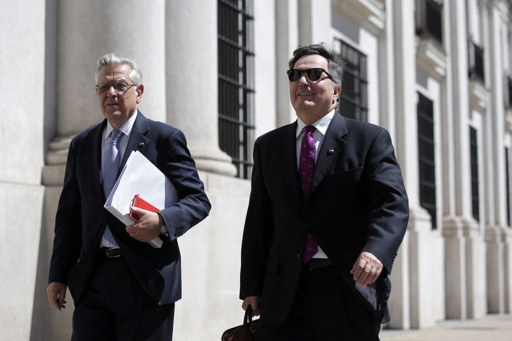 Ampuero sobre Guillier: “Va a La Haya a defender la posición de Chile”