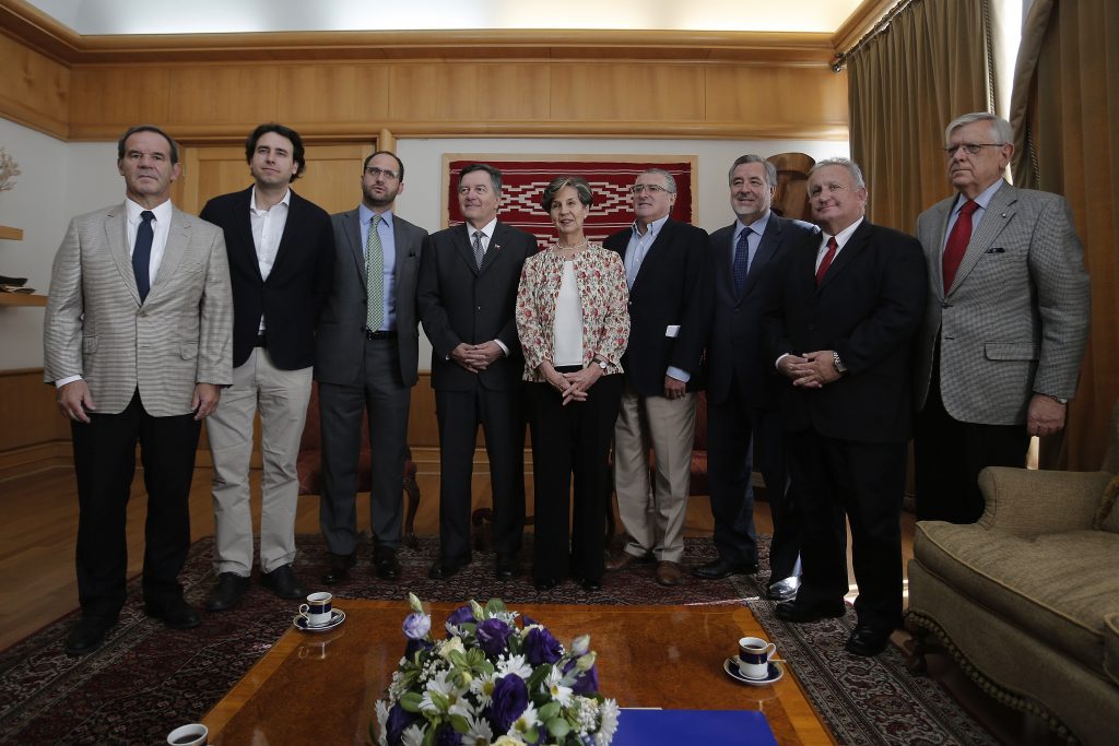 Canciller Ampuero por parlamentarios que irán a La Haya: “Aquí hay una sola voz”