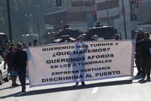 Ministro Monckeberg se reunió con los trabajadores portuarios para tratar sus problemas