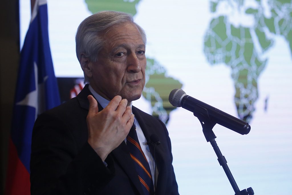 Canciller presentó libro sobre voto de chilenos en el exterior: “Fue histórico”