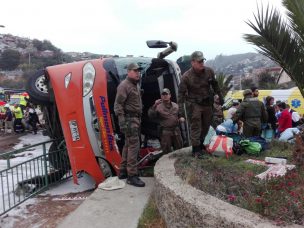 Foto de un carabinero y una víctima del accidente en Valparaíso emocionó a las redes