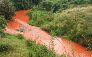 Equipos de emergencias trabajan para contener derrame de pintura en el Río Trainel de Chiloé