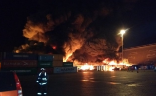 Incendio consume bodega del puerto de Iquique